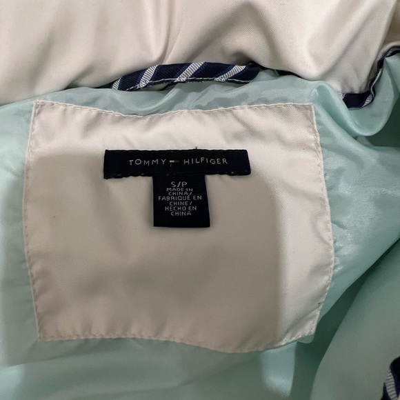 Tommy Hilfiger white puffer vest with pockets and embroidery detail - Picture 9 of 14